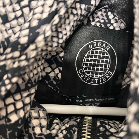 Urban Outfitters Nathan Animal Print Black & White Reptile Snakeskin Puff Jacket - Picture 2 of 3